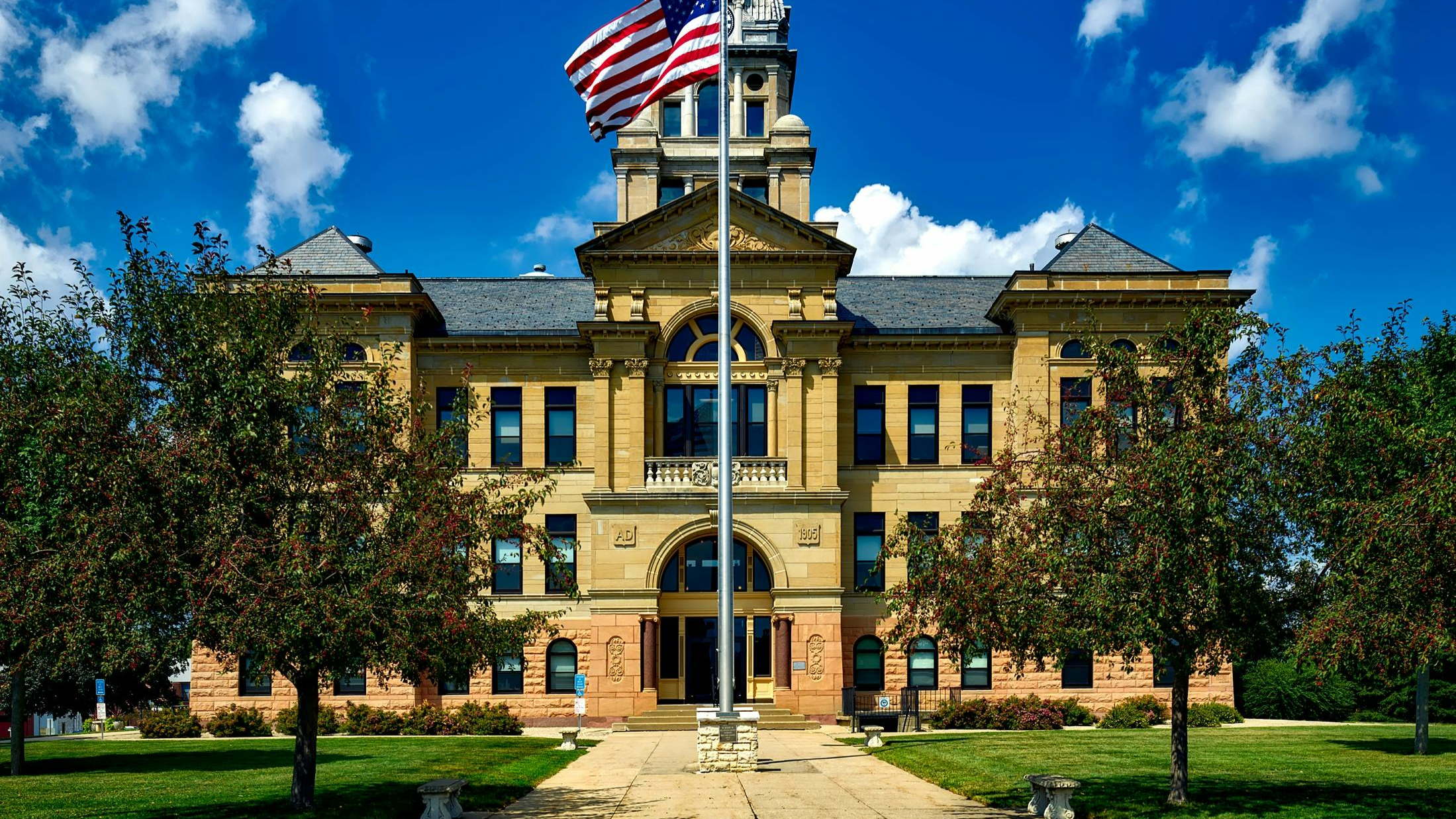 Exterior of an unknown US courthouse, with the US flag flying
